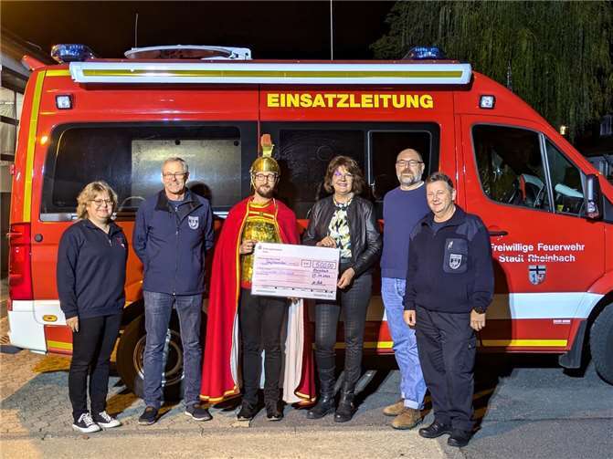 Von links: Löschzug Rheinbach: Regina Esser, Hubert Klein, St. Martin Jürgen Esser, SPD-Sozialfonds Martina Koch und Dirk Heiden, LöschgruppenführerThomas Grundlach.Foto: Feuerwehr Rheinbach