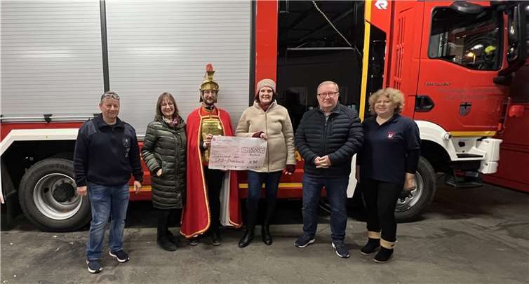 Von links: Löschzugführer Thomas Grundlach, Pia Grünberg Sozialfonds, St. Martin Jürgen Esser, Martina Koch Sozialfonds, Jürgen Lüdemann SPD-Ratsherr, Regina Esser. Foto: Sozialfonds der SPD Rheinbach