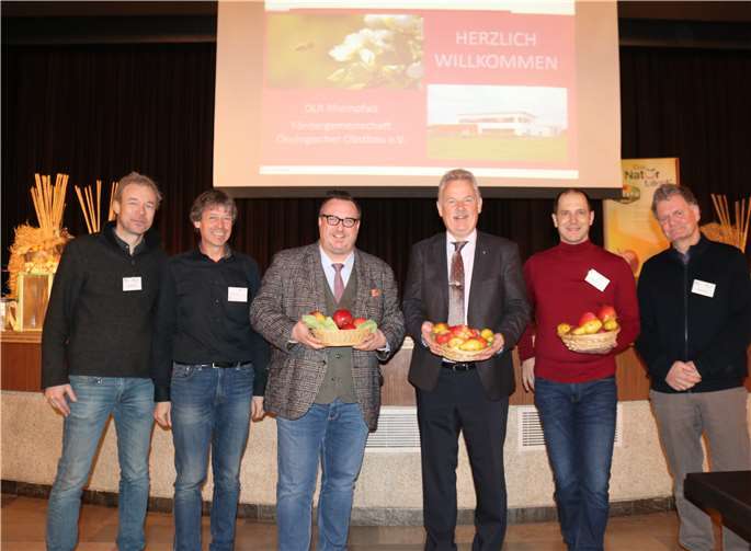 Von links: Lothar Krämer (FÖKO West), Jürgen Zimmer (DLR Rheinpfalz), Andy Becht (Staatssekretär im Ministerium für Wirtschaft, Verkehr, Landwirtschaft und Weinbau Rheinland-Pfalz), Stefan Raetz (Bürgermeister Stadt Rheinbach), Nikolaus Glocker (1. Vorsitzender FÖKO), Andreas Mager (FÖKO West).Foto: Thomas Kühlwetter
