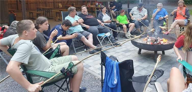 Von links: Luc Bauer, Lea Bauer, Antonio Jung, Frank Krausler, Ralf Bauer, Marianne Broy, Emil Wagner, Heinz Broy, Heinz-Günter Runkel, Jasmin Gläske, Charlotte Krausler.