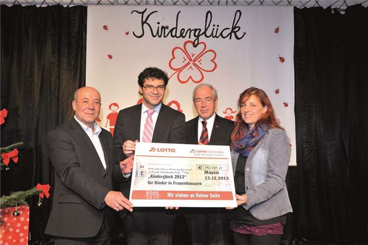 Von links: Magnus Schneider (Vorstandsvorsitzender der Lotto-Stiftung), Prof. Dr. Salvatore Barbaro (Vorsitzender des Lotto-Aufsichtsrates), Gernot Mittler (Vorsitzender des Lotto-Stiftungsrates), Petra Wolf (Vertreterin der Konferenz der Frauenhäuser).