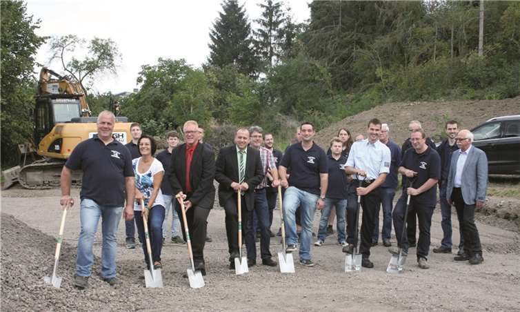 (Von links) Manfred Basche, Andrea Fohl, Eugen Schmitt (Ortsbürgermeister), Johannes Bell (Bürgermeister der VG Brohltal), Bauunternehmer Günter Henk, Frank Schumacher (Vorsitzender Förderverein), Markus Meid (stellvertretender Wehrleiter VG Brohltal) und Wehrführer Michael Preller legten beim Spatenstich Hand an. WK