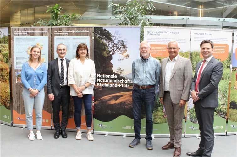 Von links: Manon Wetzel - Naturpark, Dr. Richard - Sparkasse Neuwied, Irmgard Schröer - Naturpark, Bernhard Bäumer – ARGE Leutesdorf, Landrat Achim Hallerbach - 2. Vorsitzender des Naturparks, Marc Sinkewitz - Sparkasse Neuwied  Foto: Sparkasse Neuwied