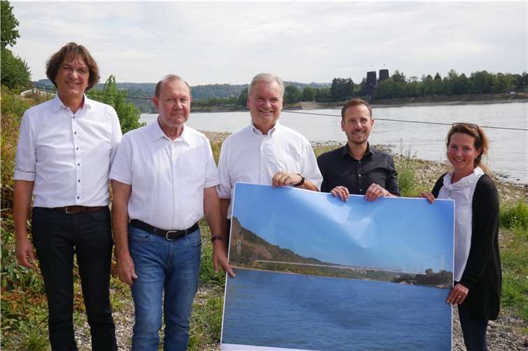 (Von links) Marc Bors (Stadtmarketing Remagen), Günter Hirzmann (Ortsbürgermeister Erpel), Karsten Fehr (Bürgermeister Verbandsgemeinde Unkel), Björn Ingendahl (Stadtbürgermeister Remagen) und Sonja Klewitz (Bauamtsleiterin Verbandsgemeinde Unkel) stellen ihr Projekt vor: Die neue „Brücke von Remagen“ für Fußgänger und Fahrradler, notfalls auch für Rettungswagen.  Foto: CD