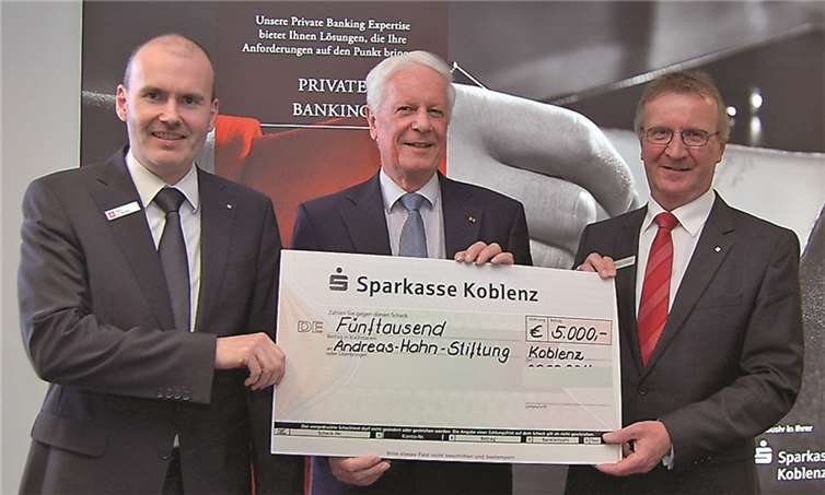 (Von links) Marc Scherhag (Sparkasse), Alfred Hahn und Hans Tillmann (Sparkasse) bei der Übergabe des Spendenschecks. privat