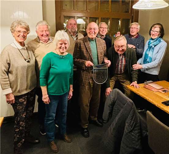 Von links: Marga Krause, Wolfgang Bausen (Prinz 1988/89), Ulla Witsch (Prinzessin 1997/98, später auch 1. Vorsitzende und Sitzungspräsidentin), Hans-Georg Hauger, Horst Felten (später 1. Vorsitzender und Sitzungspräsident), Wilfrird Ronstadt ( Prinz 1984/85), Norbert Assenmacher, Werner Schneck (Prinz 1986/87), Doris Ronstadt. Foto: Horst Felten