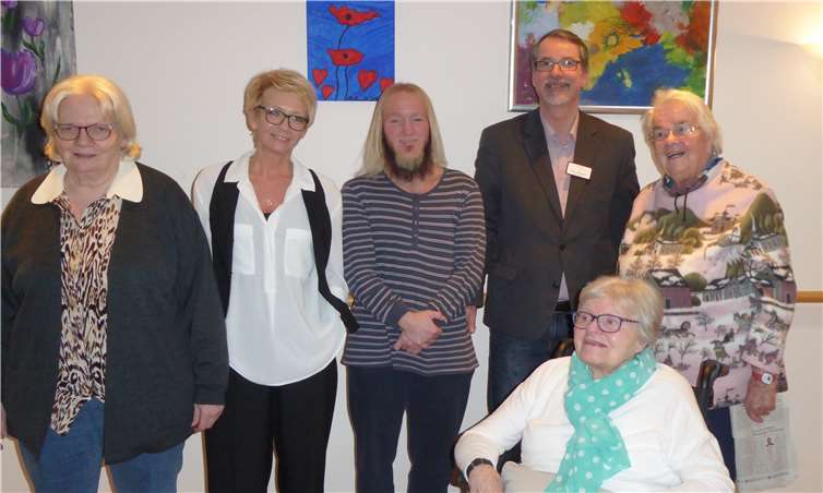 Von links: Marianne Marnette, Kunsttherapeutin Andrea Schiffgen, Moselle Adams, Einrichtungsleiter Sven Lefkowitz, Ilse Walkenbach, Margret Baltes (sitzend). Foto: privat
