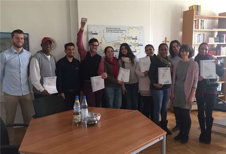 (Von links) Mario Seitz (Projektmitarbeiter Elternschule plus), Asmeron Amine, Jagar Hassan, Mohammad Hossein Jalalian, Denaz Hassan, Rankin Ahmad, Huznik Tunc, Nicolasa Cruz de Cujé, Patricia Mazieiro-Barwig (Projektkoordinatorin Elternschule plus), Christine Kabierschke (Projektmitarbeiterin Elternschule plus) und Sondes Mesghouni. privat