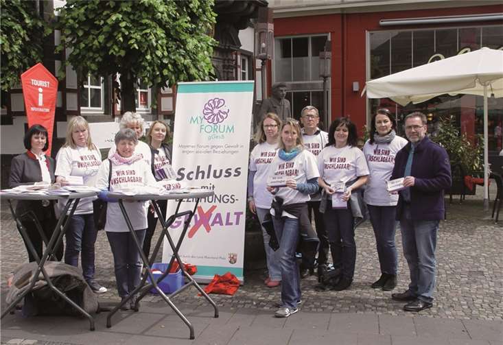 (Von links) Marion Falterbaum, Margot Kürsten, Ursula Beck, Monika Walker, Margreth Kühner-Pustrowski, Tanja Wagner, Melanie Schäfer, Jürgen Klein, Lea Bales, Annette Geiermann, Werner Steffens und Ilse Jurké (nicht auf dem Foto) sprachen mit vielen interessierten Bürgerinnen und Bürgern. privat