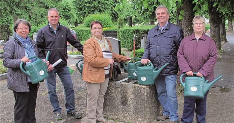 (Von links) Marita Krämer (EVH-Vorsitzende), Thomas Riehl (Service Betriebe Neuwied) und die EVH-Vorstandsmitglieder Sieglinde Anhäuser und Konrad sowie Beate Graßmann bei der Übergabe der Gießkannen. privat