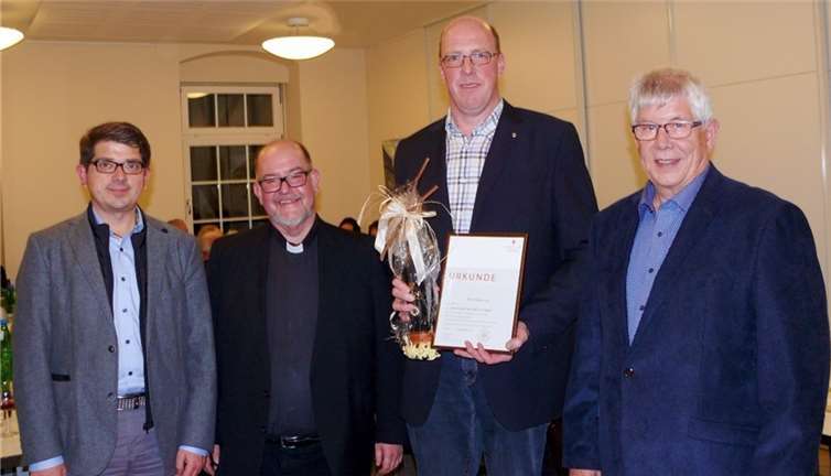 (Von links) Markus Prange (Chorleiter), Pastor Axel Spiller, Jubilar Thomas Ley und erster Vorsitzender Georg Josten. privat
