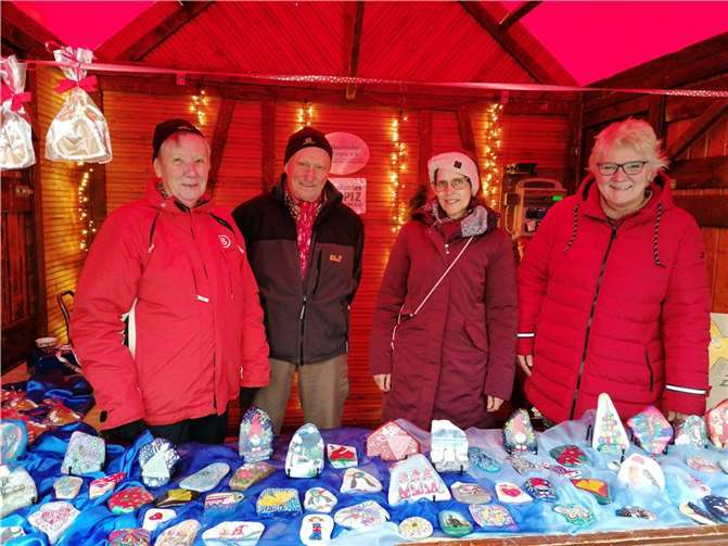 Von links: Marlies Hillen, Bruno Hillen, Christine Kabierschke (ehrenamtliche Hospiz- und Trauerbegleiterin) und Beate Christ (Koordinatorin Trauerbegleitung im Neuwieder Hospizverein) auf dem Neuwieder Knuspermarkt.  Foto: Katja Moog