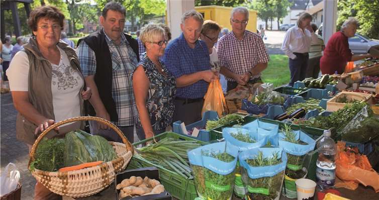 (Von links) Marlies Müller, Bürgermeister Wolfgang Theis, Dorothee Mendel, Volker Nelles, Anke Nelles und Verbandsbürgermeister Volker Mendel testen das Warenangebot. WT