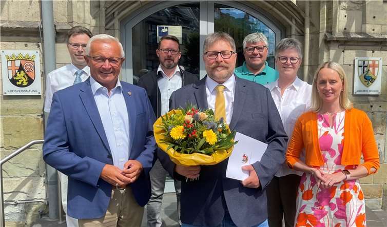 Von links: Martin Jung (Leitender staatlicher Beamter), Landrat Achim Hallerbach, Oliver Honnef (Referatsleiter „Personal“), Kreis-Beigeordneter Michael Mahlert, Sozialabteilungs-Leiterin Agnes Ulrich und Büroleiterin Diana Wonka.  Foto: Kreisverwaltung Neuwied/Ulf Steffenfauseweh