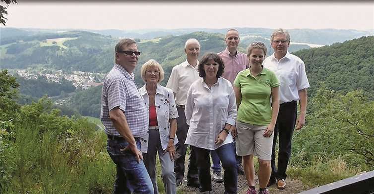(Von links) Martin Lerbs (OG Waldbreitbach), Roswitha Schulte (OG Breitscheid), Dr. Fritz-Werner Kniepert (MULEWF), Begoña Hermann (SGD Nord), Ulrich Jäger (LUWG), Dr. Friedericke Weber (Naturpark Rhein-Westerwald), Werner Grüber (VG Waldbreitbach). Naturpark Rhein-Westerwald