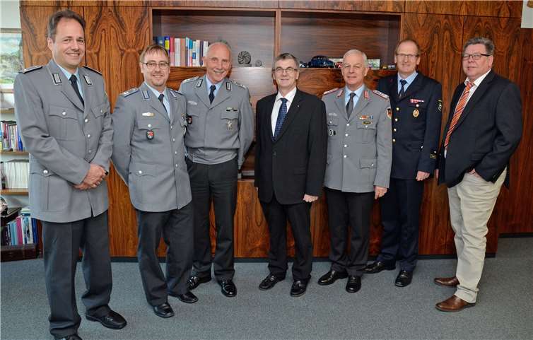 Von links: Martin Lossen, Michael Spitz, Arno Sauer, Landrat Dr. Alexander Saftig, Erwin Mattes, Kreisfeuerwehrinspekteur Rainer Nell sowie Ingolf Ulmen vom Referat für Zivil- und Katastrophenschutz.Foto: privat