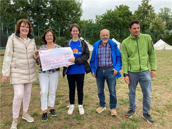 Von links: Martina Koch Vorsitzende, Pia Grünberg Schriftführerin beide SPD-Sozialfonds, Anna Fuchs Leiterin Zeltstadt, Gert-Uwe Geerdts Mitglied Sozialfonds, Pascal Egenberger Geschäftsführer Abenteuer Pur.  Foto: privat
