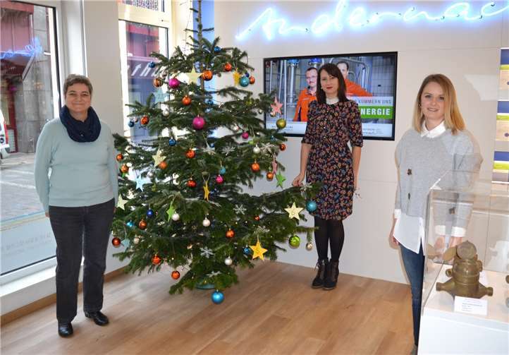 (Von links) Martina Prüm, Helene Frick und Laura Bell freuen sich auf viele Besucher, die Wünsch am Caritas-Wunschbaum in die Läufstraße 4 bei den Stadtwerken Andernach erfüllen. Foto: E.T. Müller