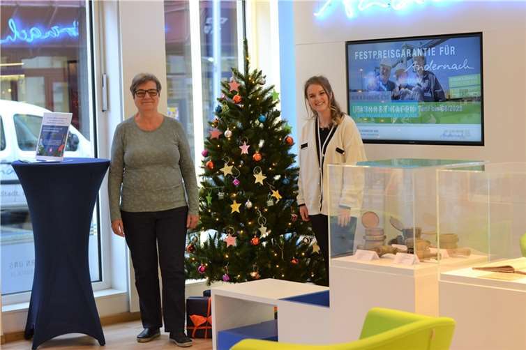Von links: Martina Prüm und Laura Bell freuen sich auf viele Besucher, die Wünsch am Caritas-Wunschbaum in die Läufstraße 4 bei den Stadtwerken Andernach erfüllen. Foto: E.T. Müller