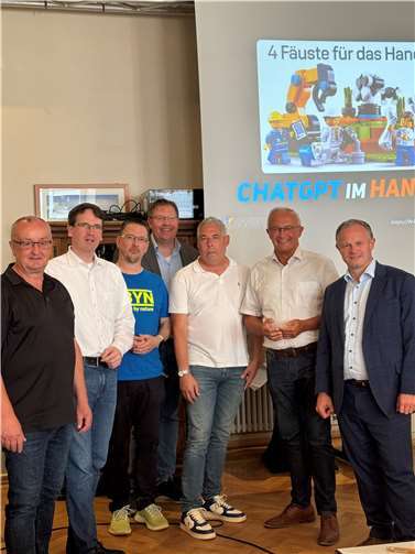 Von links: Matthias Dahmen (Kreishandwerkerschaft Neuwied), Harald Schmillen (Geschäftsführer Kreiswirtschaftsförderung Neuwied), Stephan Mallmann (Referent und KI-Experte), Michael Braun (Hauptgeschäftsführer Handwerkerschaft Rhein-Westerwald), Ralf Winn (Kreishandwerksmeister) Landrat Achim Hallerbach und Oberbürgermeister Jan Einig.  Foto: Alexandra Rünz