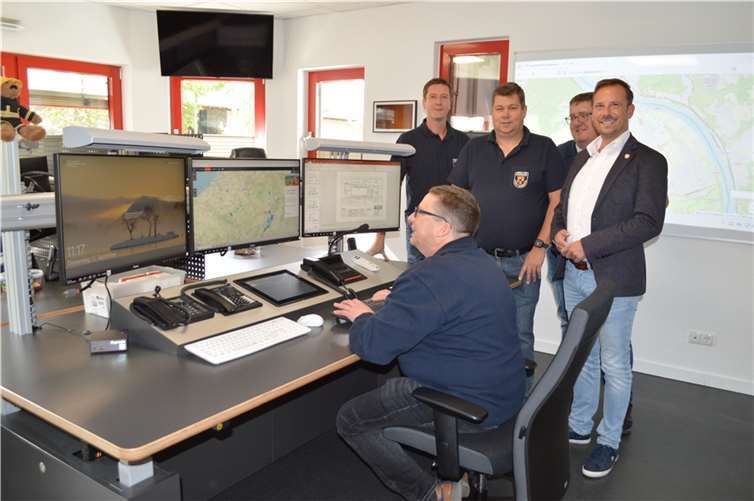 Von links: Mayk Patella, Ingo Wolf, Robert Zimmermann und Bürgermeister Björn Ingendahl mit Dirk Schorn (im Vordergrund am PC).  Foto: AB