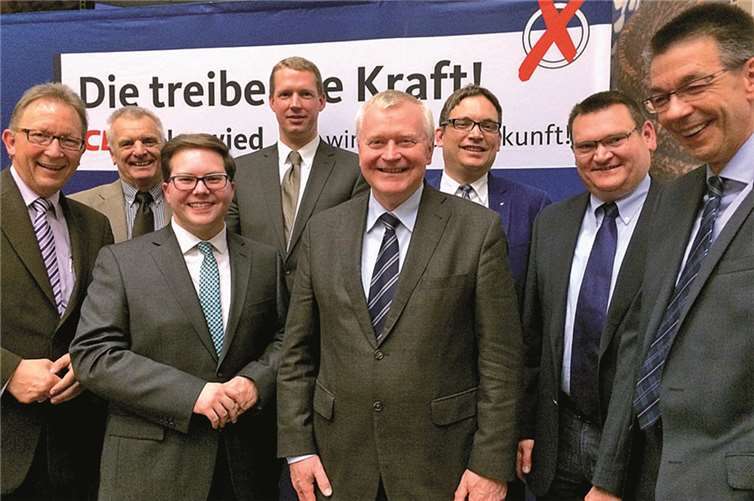 (Von links) MdB Erwin Rüddel, Michael Ohlenschlager (stellvertretender Vorsitzender), Pascal Badziong (Landtagskandidat), Stefan Vomweg (Vorsitzender), Reiner Kilgen (Bürgermeister), Markus Blank (stellvertretender Vorsitzender), Stefan Herschbach und Martin Hahn (Fraktionsvorsitzender). privat