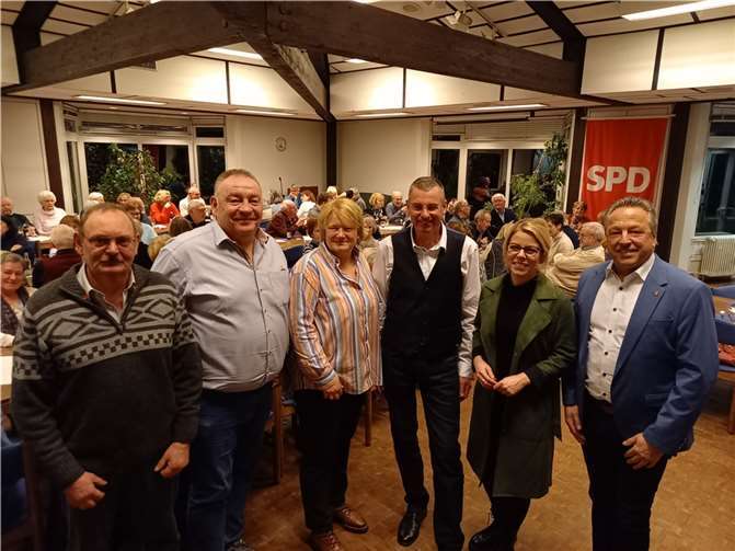 Von links: Michael Roman (Ortsbeigeordneter GR Melsbach), Stefan Haas (Beigeordneter VG-Rat Rengsdorf-Waldbreitbach, Birgit Haas (Beigeordnete Kreis Neuwied), Michael Sterr (Vorsitzender OV Rengsdorf-Waldbreitbach), Lana Horstmann (MdL), Hans-Werner Breithausen (Bürgermeister VG Rengsdorf-Waldbreitbach)  Foto: Michael Schönberg
