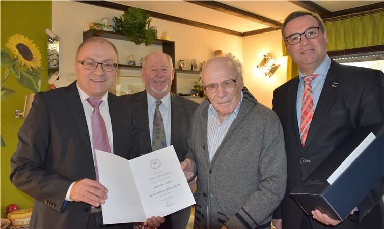 Von links: Michael Schneider, Josef Braun und Horst Gies MdL gratulierten Otto Gebert zu seinem außergewöhnlichen Wiegenfest. Privat