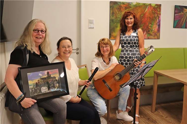 Von links: Monika Grohmann mit einem ihrer Kunstwerke, Andrea Scheugenpflug und Andrea Schmidt, die für die musikalische Umrahmung zuständig waren, und Angela Schmitz-Buchholz (Quartiersmanagerin und Ehrenamtskoordinatorin)  Foto: Stadt Selters