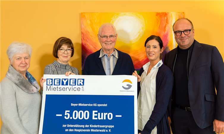 Von links: Monika Kett, Rita Gerhards, Heinz-Peter Rüffin, Linda von Weschpfennig (Assistentin der Geschäftsführung), Dieter Beyer (Gründer und Geschäftsführer). Privat