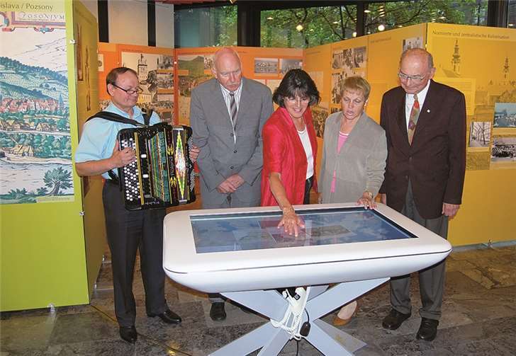 Von links: Musiker Albert Schmidt, Peter Börner, ehemaliger Vorsitzender des Bundes der Vertriebenen, Kreisverband Rhein-Sieg, Kreisdirektorin Annerose Heinze, Michaela Hriberski, Generalsekretärin des Bundes der Vertriebenen und Horst Tschage, Vizevorsitzender des Bundes der Vertriebenen, Kreisverband Rhein-Sieg, am integrativen Landkartentisch.Privat