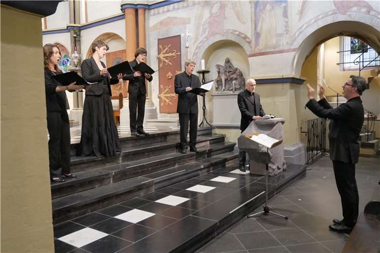 (Von links:) Natasha Goldberg (Sopran), Andra Isabel Prins (Alt), Leonhard Reso (Tenor) und Christian Walter (Bass) von den Kölner Vokalsolisten sowie Andreas Durban (Rezitation) brillierten unter dem Dirigat von Michael Ostrzyga in Hugo Distlers Totentanz.