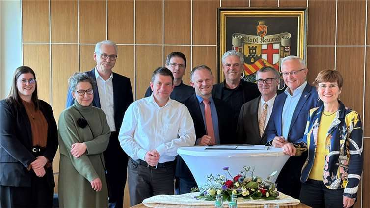 Von links: Neuwieds Wirtschaftsfördererin Alexandra Rünz, Neuwieds Bauamtsleiterin Nina Porz, Hochschul-Präsident Prof. Dr. Karl Stoffel, der designierte Projektleiter Prof. Dr. Udo Gnasa (Hochschule Koblenz), Harald Schmillen, Leiter der Wirtschaftsförderungsgesellschaft des Kreises Neuwied, Neuwieds Oberbürgermeister Jan Einig, Fred Häring, Business Development Director der Asas GmbH, Landrat Dr. Alexander Saftig (Mayen-Koblenz), Landrat Achim Hallerbach und Rita Emde, Prokuristin der Wirtschaftsförderungsgesellschaft des Kreises Mayen-Koblenz.  Foto: Stadt Neuwied/Ulf Steffenfauseweh