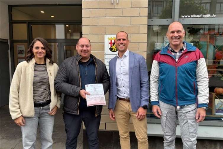 Von links: Nicole Bell (leitende Ermittlerin), Sebastian Frevel, Michael Vomland (Leiter KI Mayen), Hans Georg Jäger (stellvertretender Leiter KI Mayen).Foto: Polizeidirektion Mayen