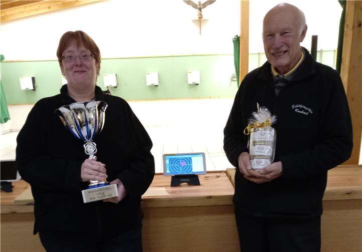 Von links: Nicole Schneider - Siegerin Wanderpokal, Martin Backhaus - Wurstkönig.privat