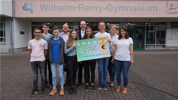 Von links: Niklas Nink (9d), Lukas Both (9a), Leon Rösch (9d), Johannes Arnold (stellv. Schulleiter), Jette Rothbächer (9b), Bernd Schittler (Vorstandsvorsitzender PSD Bank Koblenz eG), Anesa Suta (9b), Annika Berrendorf (9c), Marion Fettelschoß (Lehrkraft) und Jennifer Friedrich (Lehrkraft). Privat