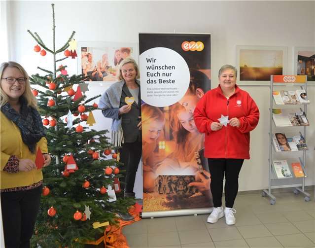 (Von links) Nina Frenzel, Christiane Paschakarnis und Viktoria Hoffmann finden es bemerkenswert, dass es den Caritas-Wunschbaum bereits seit 10 Jahren in evm-Kundenzentrum Sinzig gibt. Foto: E.T. Müller