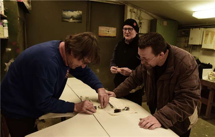 Von links: Norbert Mülligan, Matthias Malek und Andreas Ebenhoch bei der Werkstattarbeit im Flugzeughangar des Wershofener Segelfliegervereins. Foto: privat