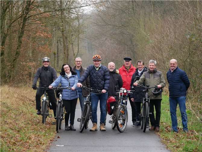 Von links: Norbert Sauren (Ortsvorsteher Morenhoven), Tanja Pleßer, Jürgen Pump, Michael Lenz, Hansjörg Fabry (Vorsitzender SV Swisttal), Friedrich Hansen, Dieter Ramershoven (Ortsvorsteher Buschhoven), Stefan Lütke, Werner Neffgen (Vorsitzender SV Hertha Buschhoven). Foto: privat