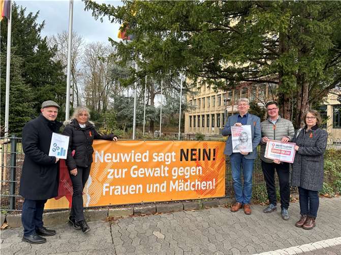 Von links: OB Jan Einig, Gleichstellungsbeauftragte Astrid Thol, Beigeordneter Ralf Seemann, Bürgermeister Peter Jung und Gleichstellungsbeauftragte Birgit Bayer beziehen klar Stellung.  Foto: Stadt Neuwied / Melanie Lange