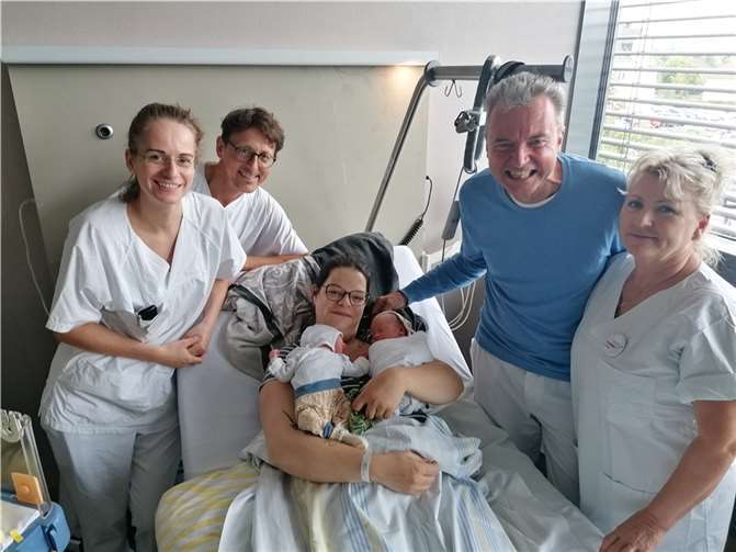 Von links: Oberärztin Dr. Hanna Hummel, Oberarzt Frank Scheulen, Prof. Dr. Richard Berger, Chefarzt der Klinik für Frauenheilkunde und Geburtshilfe, und Hebamme Lilia Helfer gratulierten Heike Hallmann (Mitte) zur Geburt ihrer Zwillinge Ida und Tilda  Foto: Beate Christ