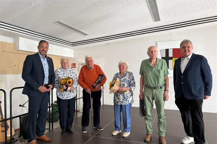 Von links Oberbürgermeister Christian Greiner, Anemarie Mecklenbeck, Ferdinand Müller, Hildegard Esten und Ortsvorsteher Helmut König