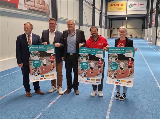 Von links: Oberbürgermeister Jan Einig, Bürgermeister Peter Jung, Special Olympics Präsident Prof. Dr. Burkhardt Schappert, Athletensprecher Francisco Americo-Galante, Special Olympics Geschäftsführerin Melanie Brumm mit dem Veranstaltungsplakat  Foto: AWi