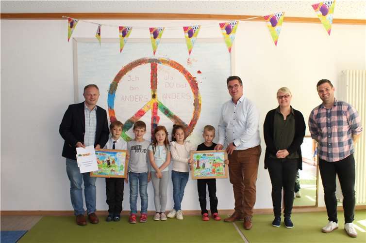 Von links: Oberbürgermeister Jan Einig, Felix, Henri, Anna, Leyla, Fynn, Bürgermeister Peter Jung, Angelina Knodel (ständige Vertretung der Leitung Kinderhaus St. Matthias) und Gesamtleiter Eric Weiler  Foto: Eva Schlaf