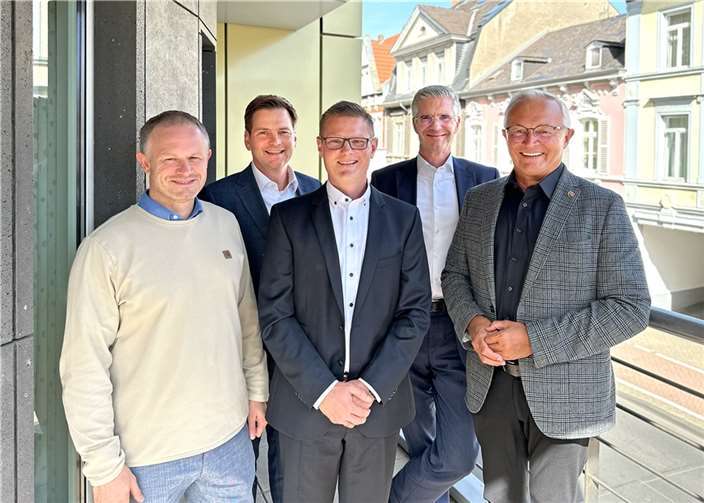 Von links: Oberbürgermeister Jan Einig, Vorstandsmitglied Marc Sinkewitz, neues stv. Vorstandsmitglied Thorben Fischer, Vorstandsvorsitzender Thomas Paffenholz, Landrat Achim Hallerbach  Foto: Jutta Herrfurth