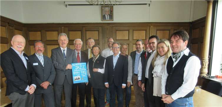 Von links: Ökumenische Hospizgruppe Rheinbach-Meckenheim-Swisttal: Manfred Engler, zweiter stellvertretender Vorsitzender, Kurt Surges, Beisitzer im Vorstand; Stefan Raetz, Bürgermeister Rheinbach, mit dem Plakat für den Benefiz-Jazz Frühschoppen mit den Meckenheimer Hot Jazz Boys in der Rheinbacher Stadthalle; Lions Club Bonn-Rhenobacum: Joachim Krüger, Manfred Weizbauer, Sieglinde Hagemeister; Voltigier- und Reitverein Rheinbach: Martin Benthe; Walter Dernbach, Schulleiter der Glasfachschule; Voltigier- und Reitverein Rheinbach: Birgit Schneider-te Grotenhuis, Marius Dörr; Rheinbacher Malteser Hilfsdienst: Christoph Merker, stellvertretender. Stadtbeauftragter und Geschäftsführer; Michael Schneider, Präsident LC Bonn-Rhenobacum; Kinderheim Dr. Dawo: Dorothee Poschwata, Heimleitung, Oliver Stölben, Geschäftsführer. Privat
