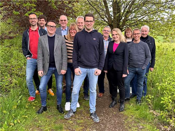 Von links: Oliver Jakobs, Simon Jung, Holger Runkel, Jürgen Mertgen, Sabine Lenau-Weilberg, Ulli Koch, Benjamin Born, Christian Borth, Theodora Lippemeyer, Susanne Born, Sven Bühnert und Hans-Dieter Lenau.  Foto: Christoph Bremm