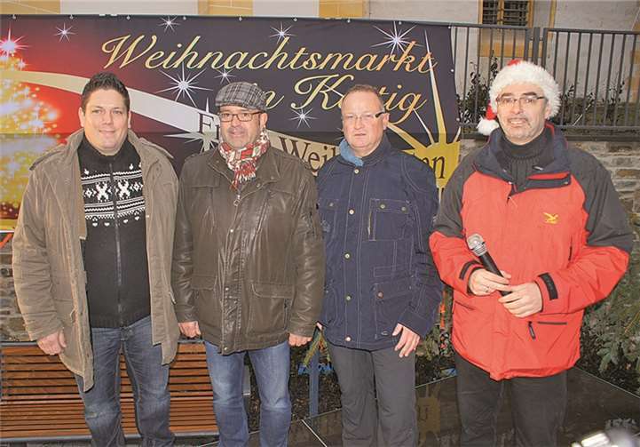 (Von links) Ortsbeigeordneter Dominik Moskopp, Ortsbürgermeister Peter Moskopp, Ortsbeigeordneter Wolfgang Höfer und Moderator Stefan Kronewald freuten sich über einen gelungenen Weihnachtsmarkt.