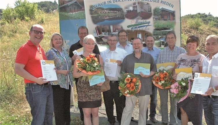(Von links) Ortsbürgermeister Andreas Doll, MdL Hedi Thelen, Bürgermeister Jörg Lempertz, Frau Gliewe, Landrat Dr. Alexander Saftig, erster Beigeordneter Joachim Plitzko, Herr Sprenger, Herr Barchwitz-Nass (Verwalter der Häuser), Eheleute Kooyers und der Beigeordnete Erich Schlich. privat