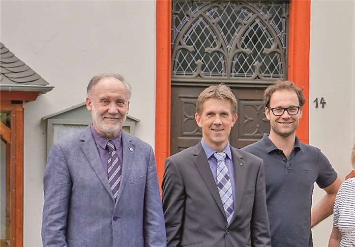 Von links Ortsbürgermeister Karl-Heinz Bleser, Herr Frank Michels Sparkasse EMH, 1. Beigeordneter Matthias Görgen und Beigeordnete Gisela Mönch.privat